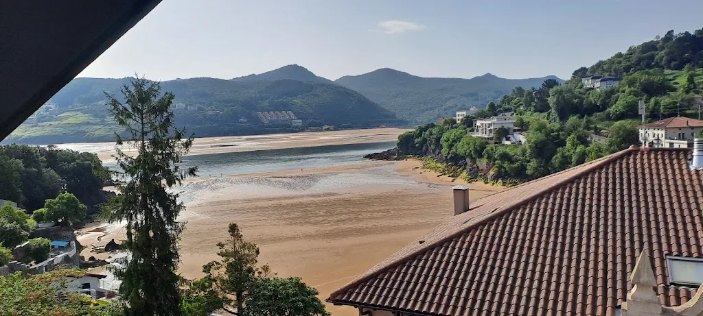 Lesley Timmis_Apartamentos Mundaka_Gautegiz Arteaga_review