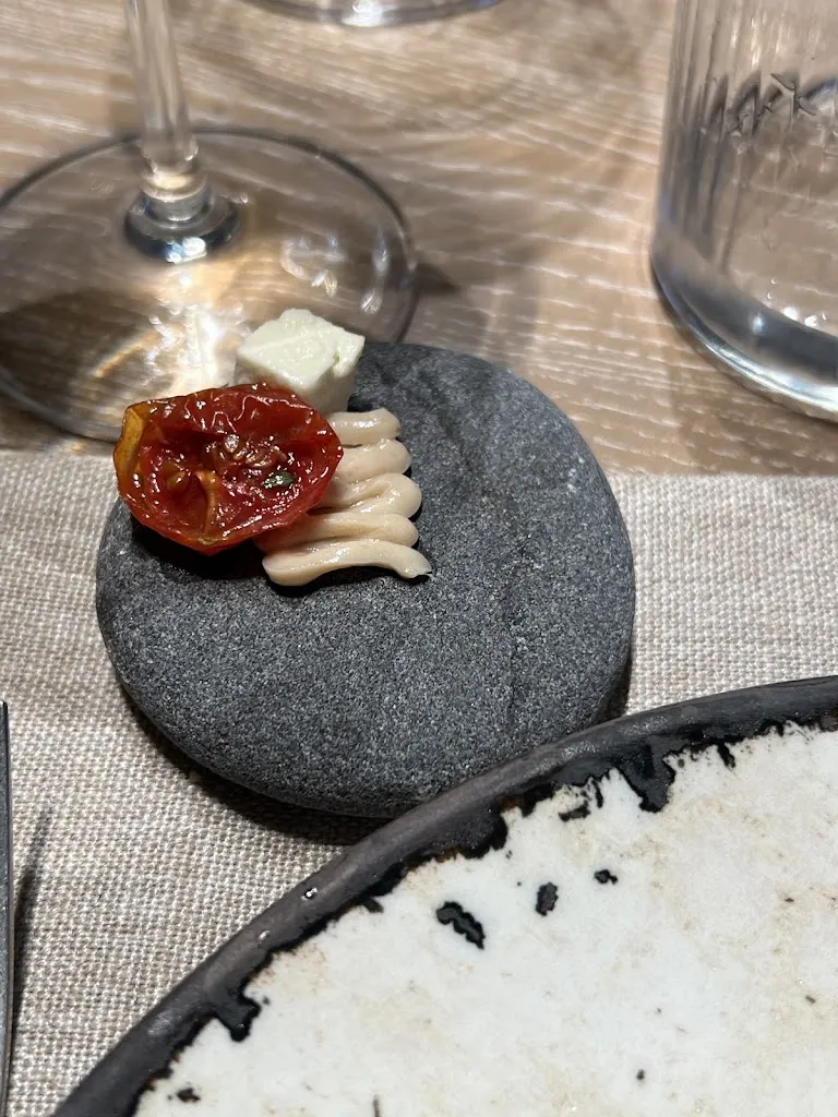 Martha Jevenois Richardson_Kanala Beach_Gautegiz Arteaga_review