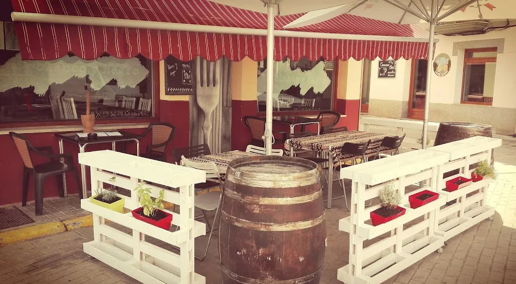 Restaurante Blanco y Negro_Aguas Cándidas_slider_image_1