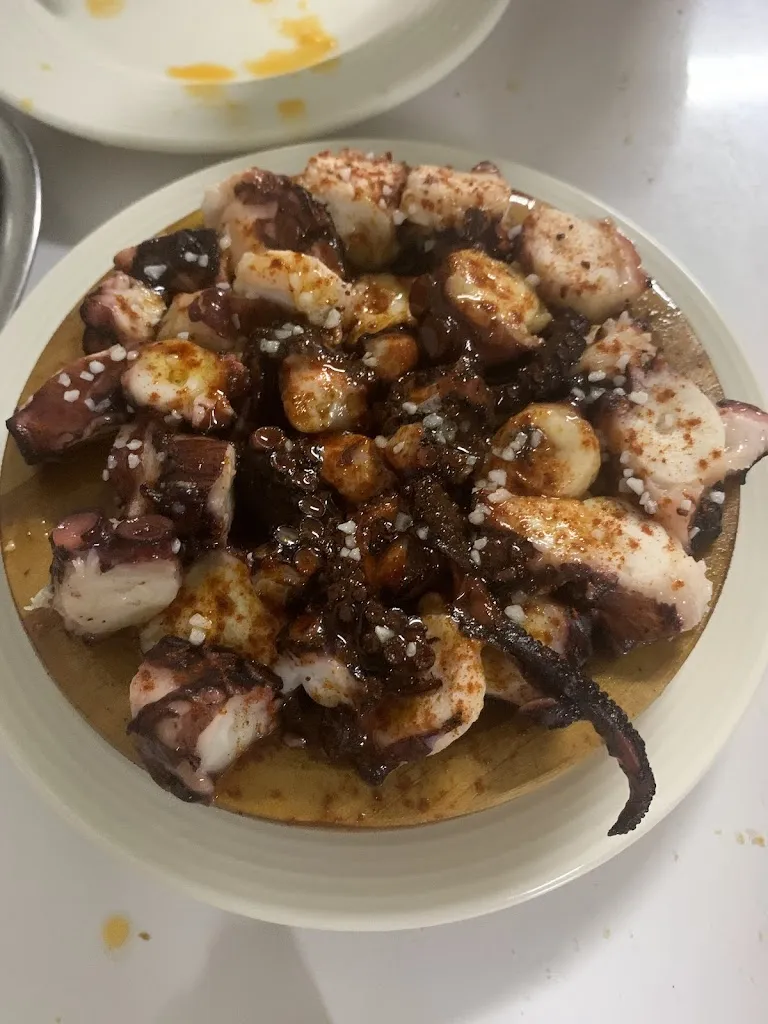 Luis Lluberas_Taberna O Gato Negro_Santiago de Compostela_review