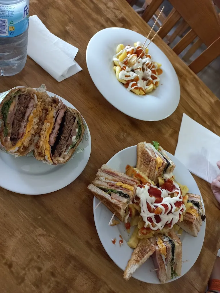 Hector Perez Hernandez_Bar la plaza_Cubillo del Campo_review