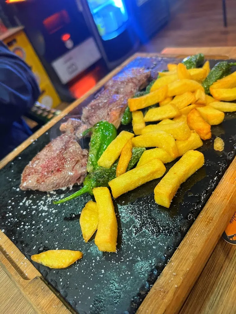 Matej Semsej_Bar restaurante El Cinco_Encío_recensione