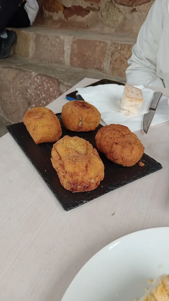 Fernando Lapeña_Bar Santa Lucia_Hacinas_review