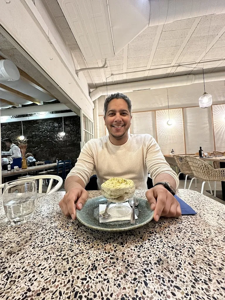 Ryan Fernandez_Sicilia in Bocca_Santiago de Compostela_review