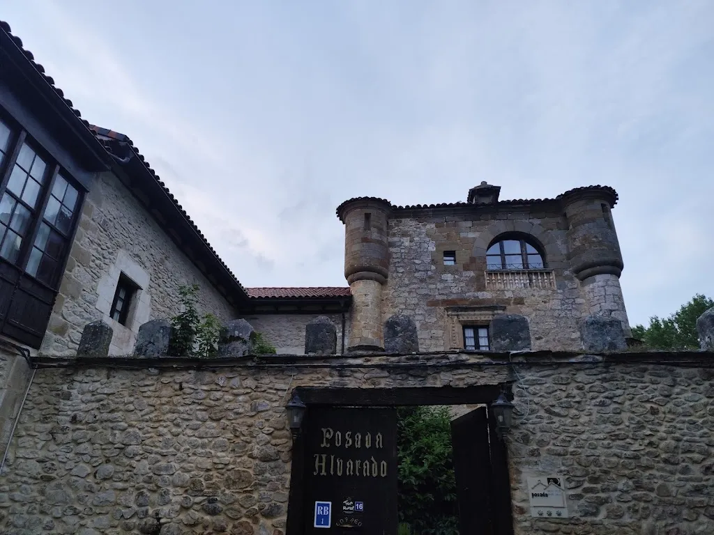 mercedes universal_Posada Torre-Palacio de los Alvarado_Junta de Traslaloma_review