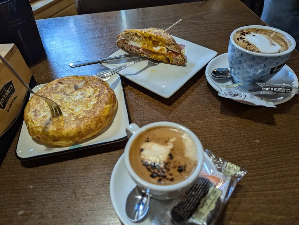 Elena MP_Café Tres Cantones_Medina de Pomar_review