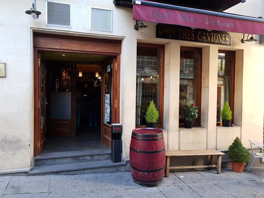 Café Tres Cantones restaurant in Medina de Pomar