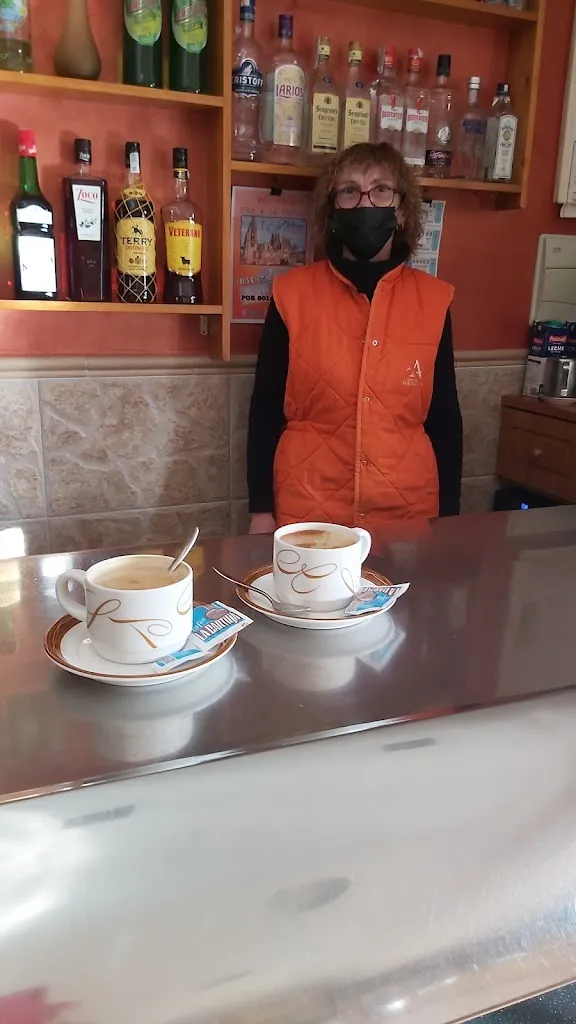 Olga Camarero Izquierdo_Bar delpi_Pinilla de los Barruecos_review