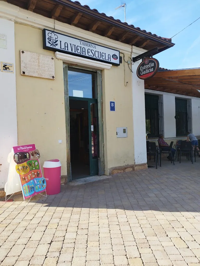 Taberna"La vieja escuela" de Valdorros restaurant in Revillarruz