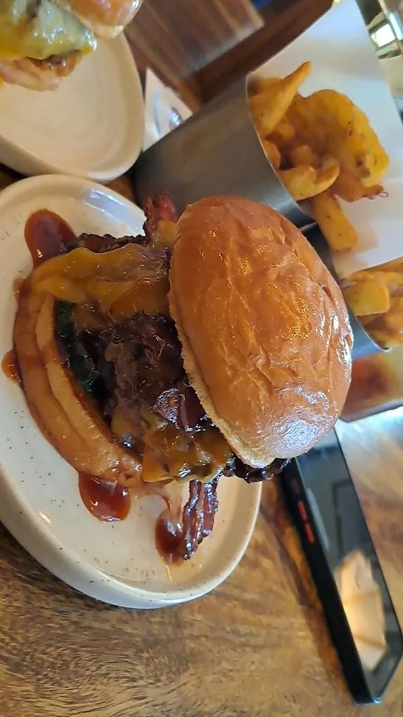 HUNDRED_Roa_slider_image_2