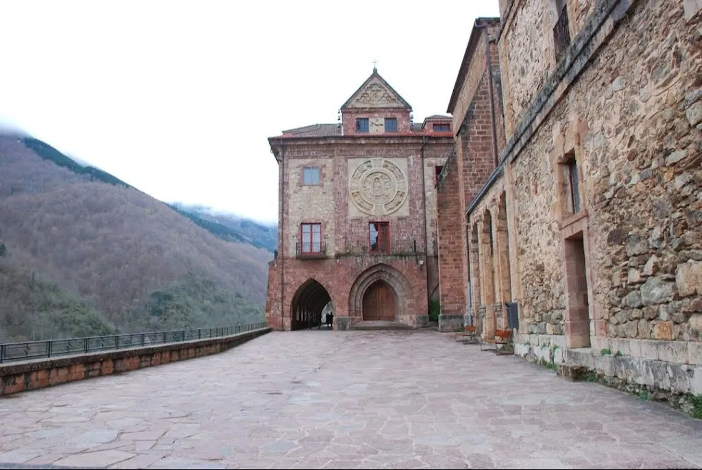 carmen cecilia moreno_Hostal Abadía de Valvanera_Tinieblas de la Sierra_review