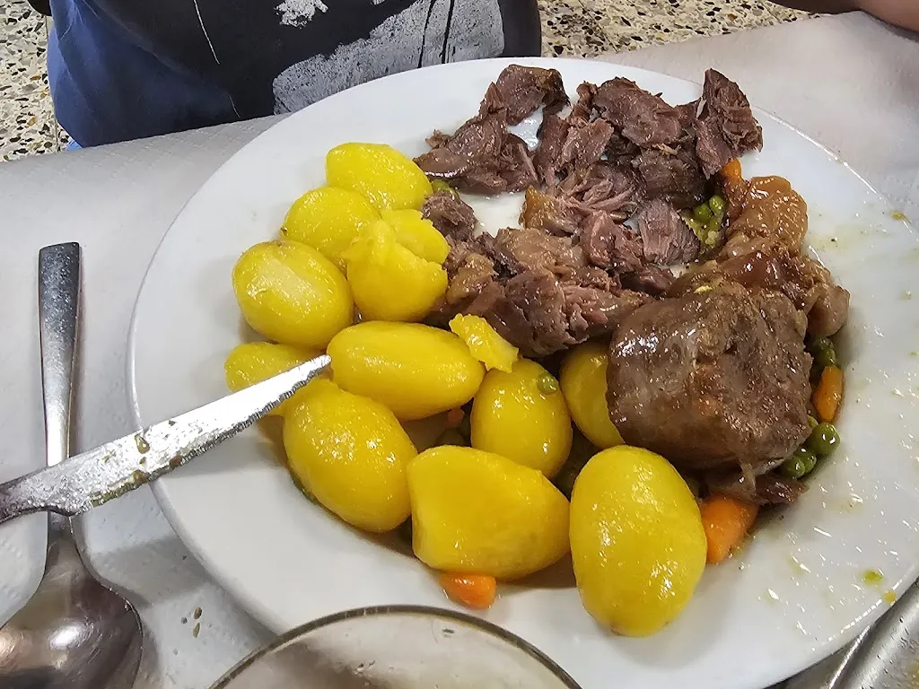 Cafe Bar El Cruce restaurant in Vilasantar