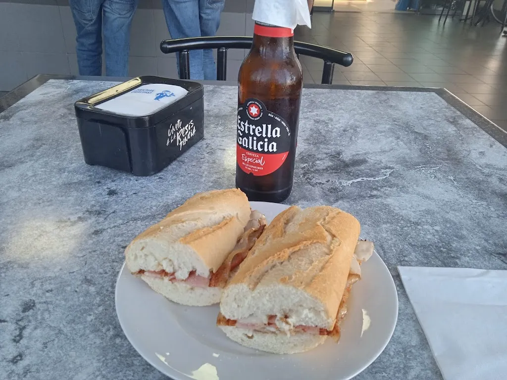 Área de Servicio Cafetería - restaurante_Villagonzalo Pedernales_slider_image_3