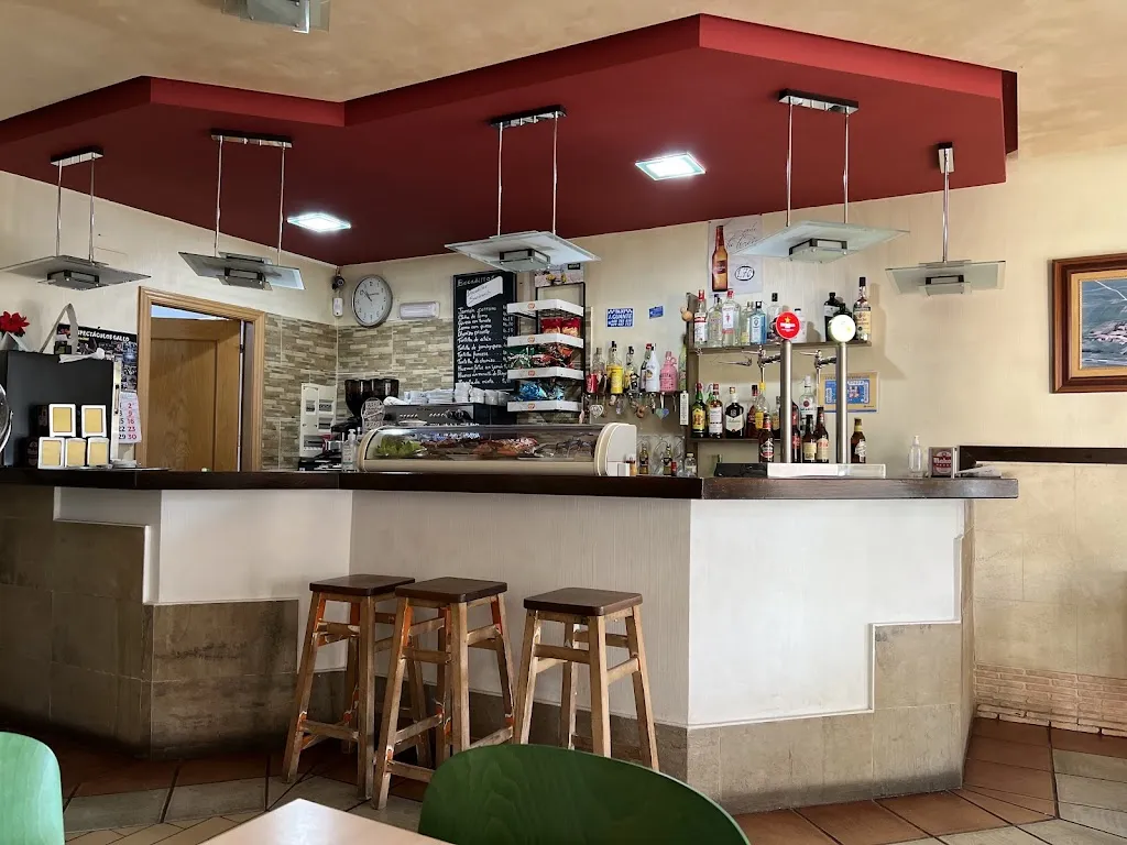 Bar Albergue San Roque restaurant in Villambistia