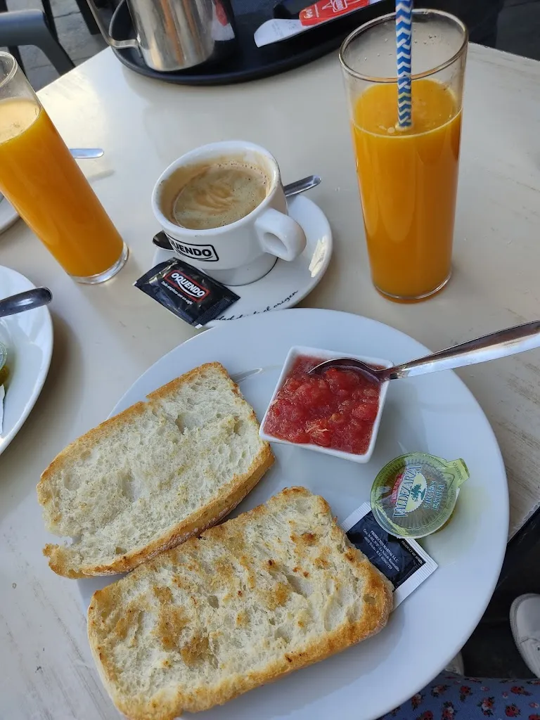 Lívia Schneider_La Abadía*_Abadía_recensione