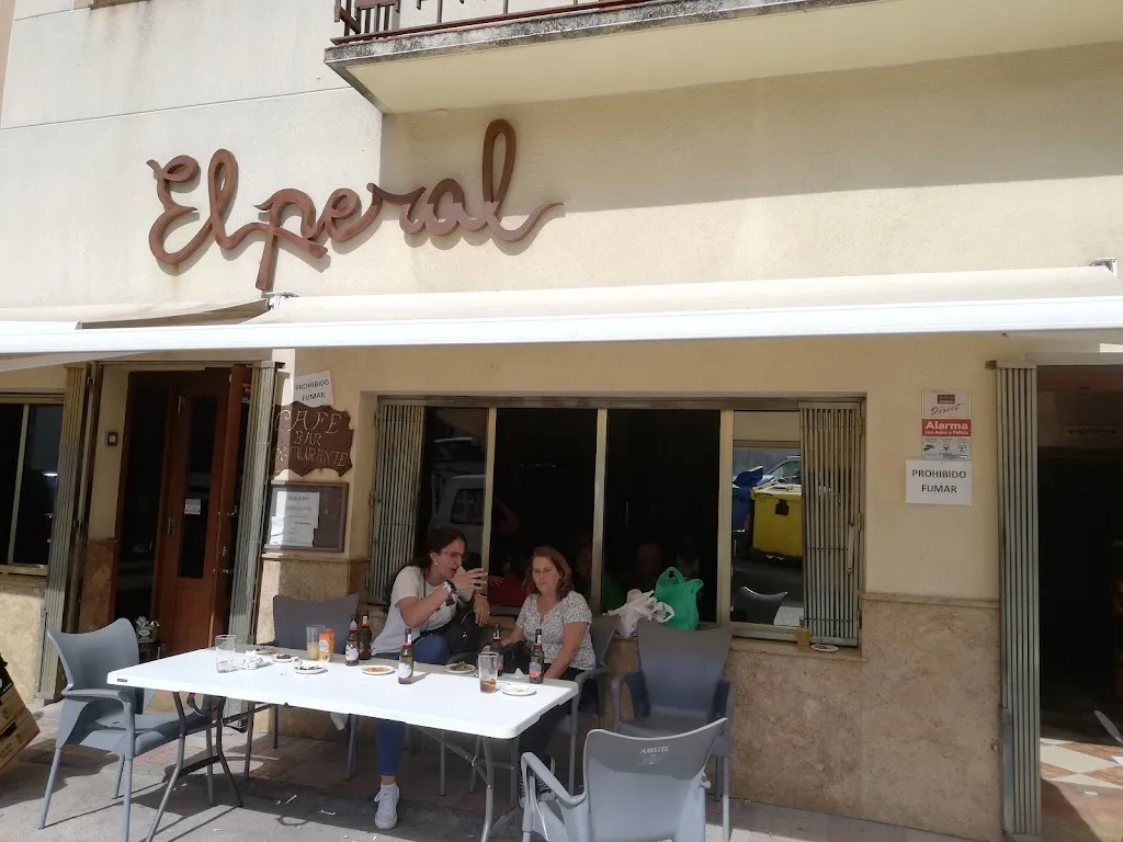 Bar "El peral" restaurant in Alcuéscar
