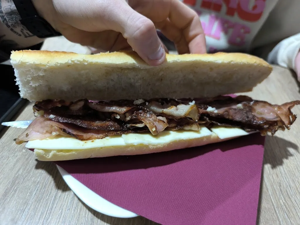 rohit daryani_Bar - Hogar del Pensionista_Aldeanueva del Camino_recensione