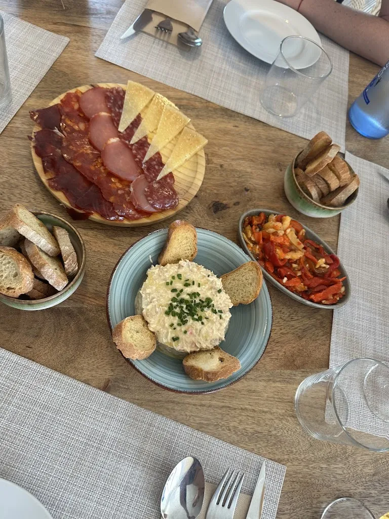 Cristina Pernia Rivera_La corveta_Alborea_review