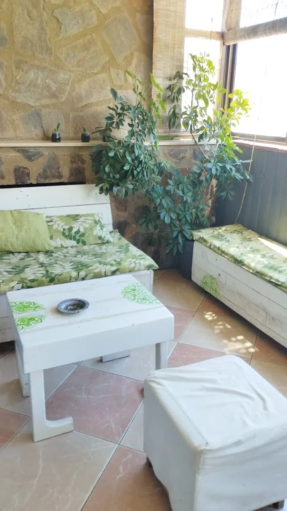 Paula Búrdalo_Bar Camelot_Cañamero_review