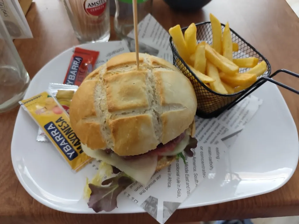 Marta Real White_Café Bar 