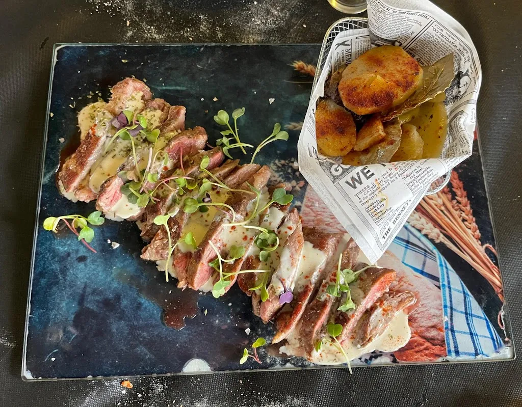 María Gil Fernández_Bar Dennis_Carcaboso_review