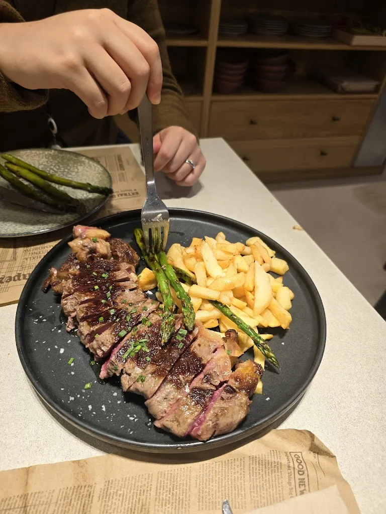 Daniel rivera_La Gata - Bar / Restaurant_Gata_review