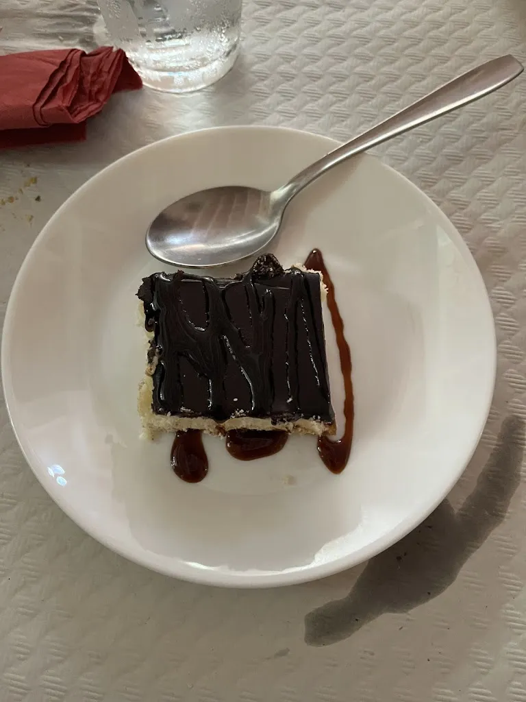 Alexandru Gheorghe_Cafetería san Andrés_Madroñera_review