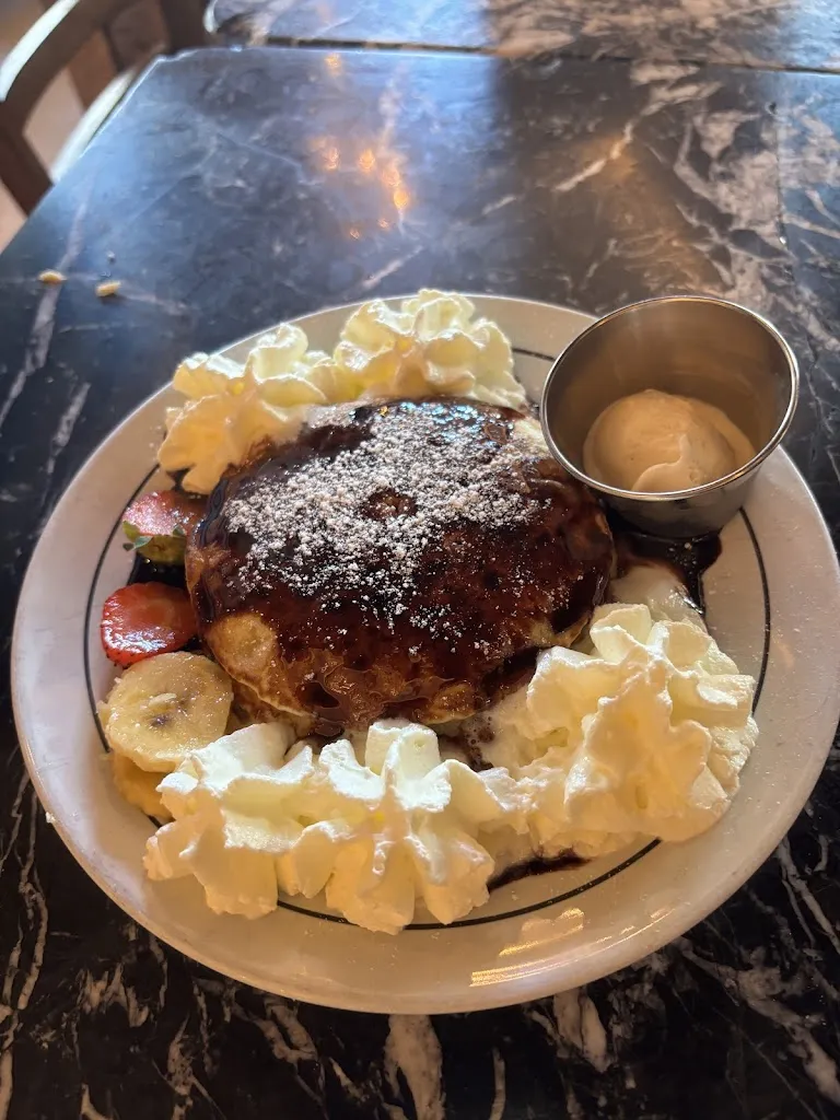 Yassar Al Rikabi_Café Comercial_Monroy_review