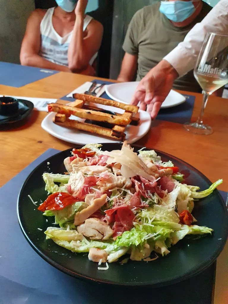 Mal Breen_La Mafia se sienta a la mesa_Malpartida de Plasencia_review