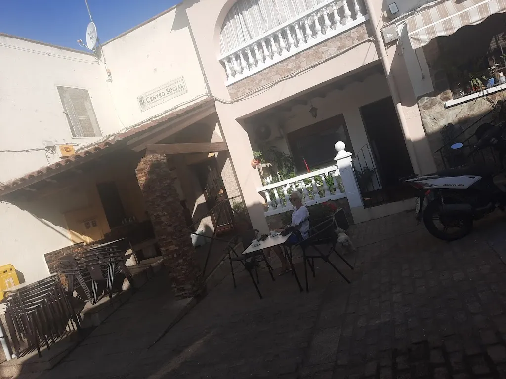 Wolfgang Smeilus_Bar Centro Social_Romangordo_review