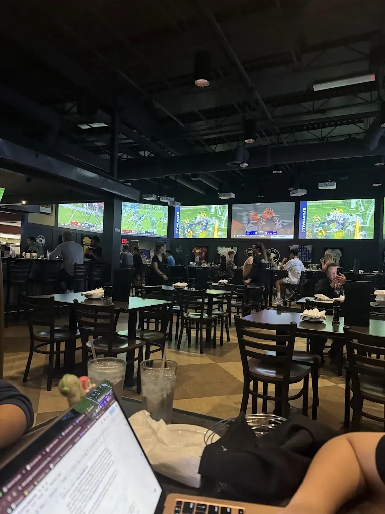Ree Cc_Monelli's Italian Grill & Sports Bar_Portaje_review