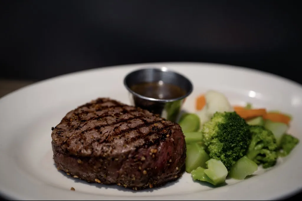 Dino’s Restaurant and Lounge_Portaje_slider_image_2