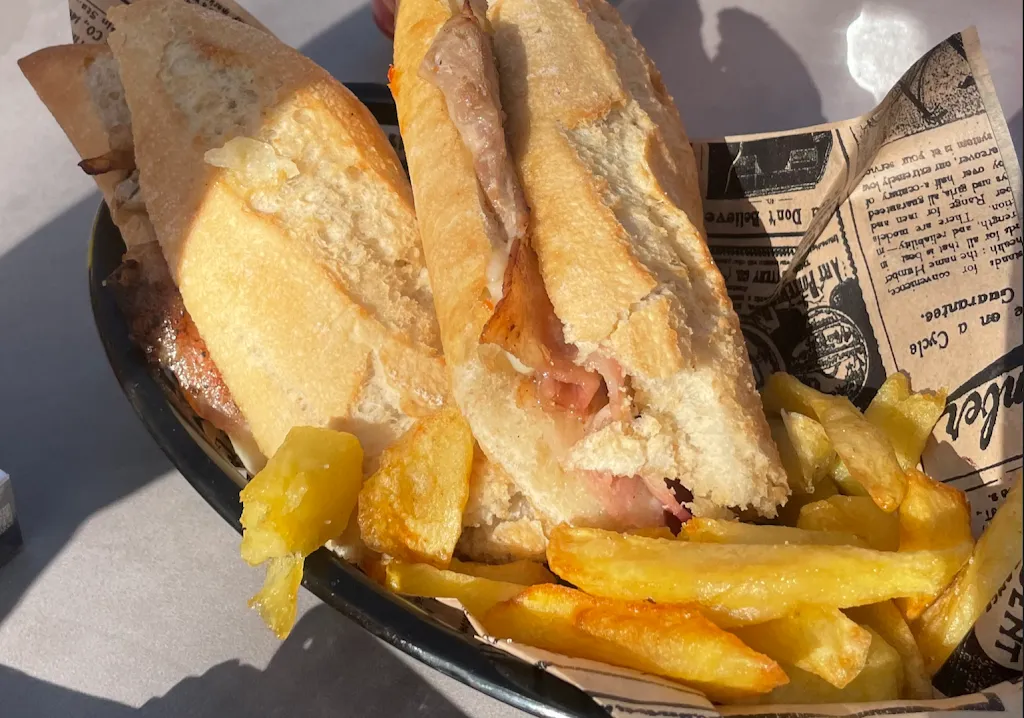 Gastro Bar El Laurel restaurant in Santiago de Alcántara