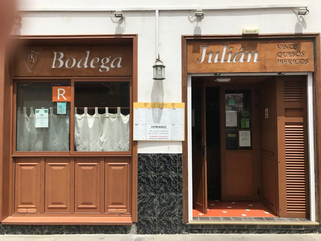 Bodega Julián restaurant in Puerto de Santa Cruz
