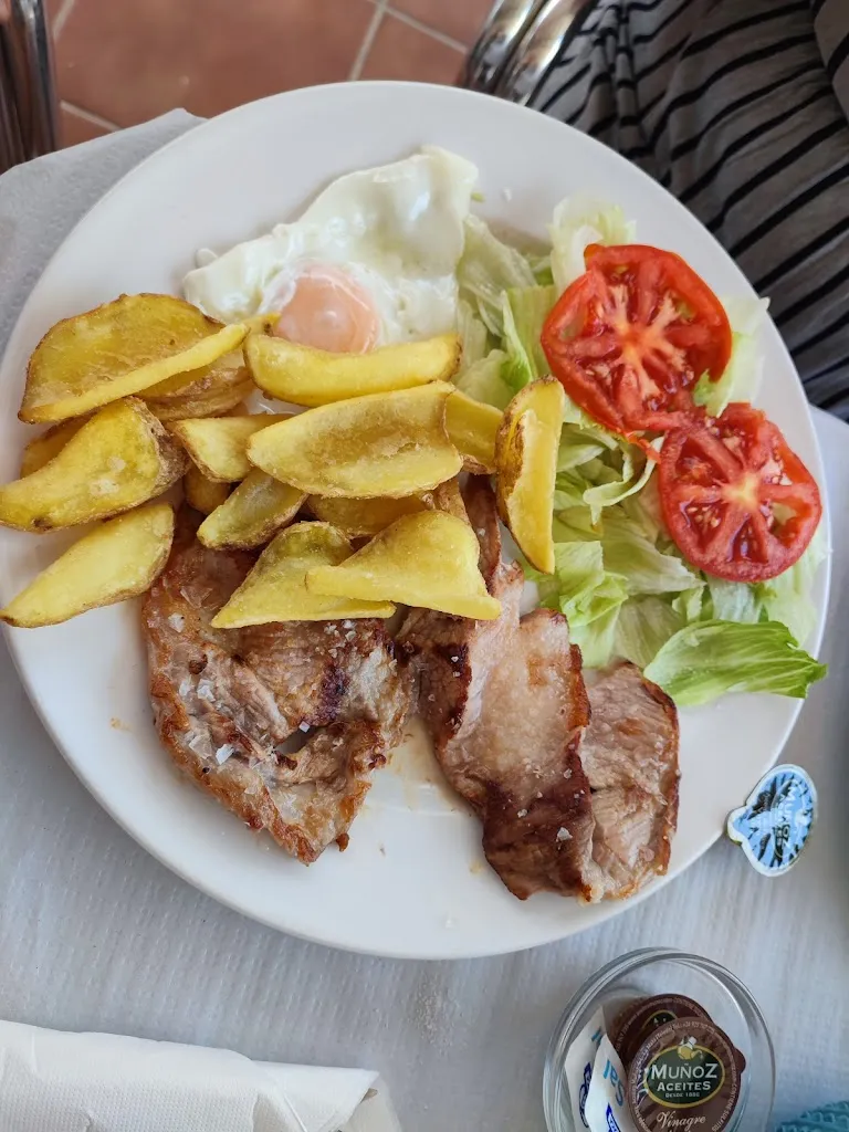 Nieves Salgado Gonzalez_Cafeteria-Restaurante La Piscina_Serrejón_review