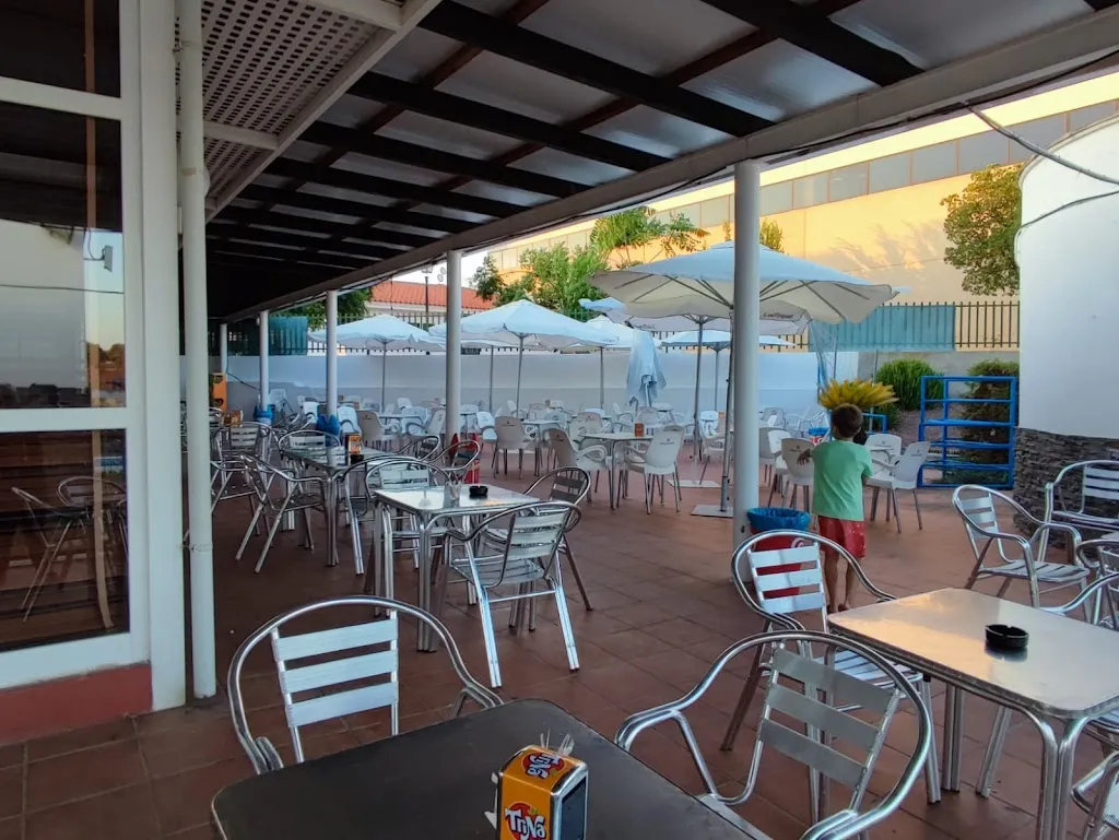 Cafeteria-Restaurante La Piscina restaurant in Serrejón