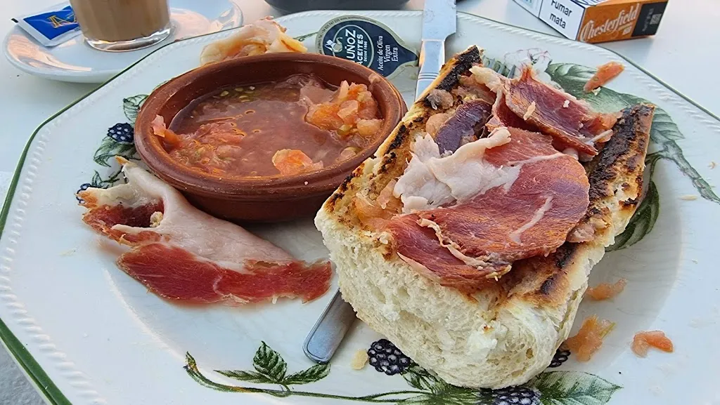 José Cancio Ríos_Bar-Cafetería La Plaza_Torrejón el Rubio_review