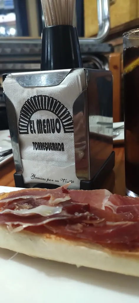 Raúl Bueno_Cafe bar el menuo_Torrequemada_recensione