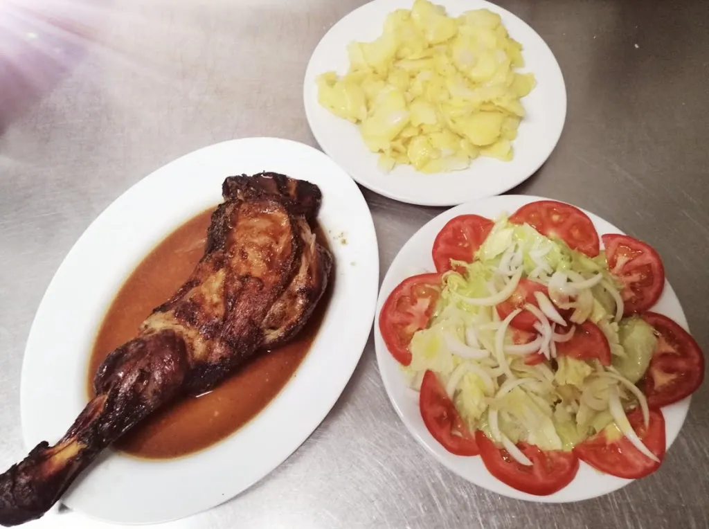 Terraza Cafe Bar Restaurante Mor Blanc_Valdeobispo_slider_image_1