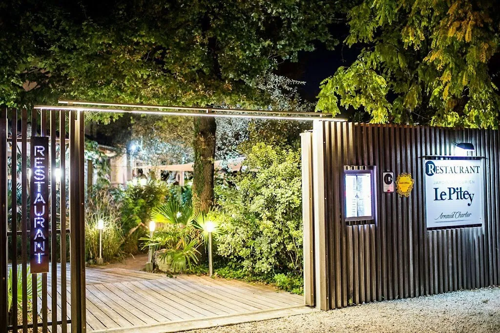 Le Pitey_Ares_slider_image_1