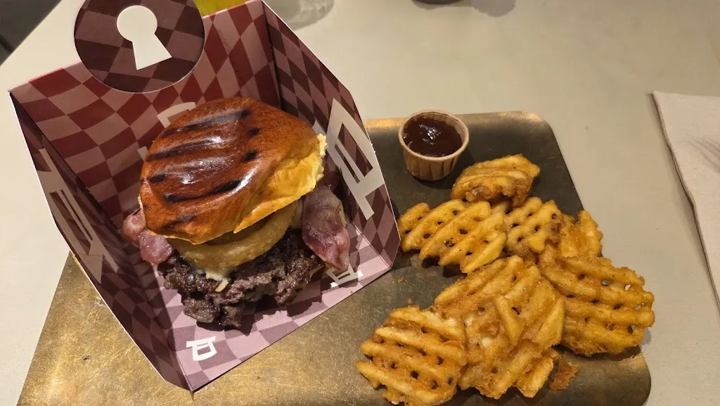 Juho Aa_HATSY Burgers & Muchness_Valdefuentes_review