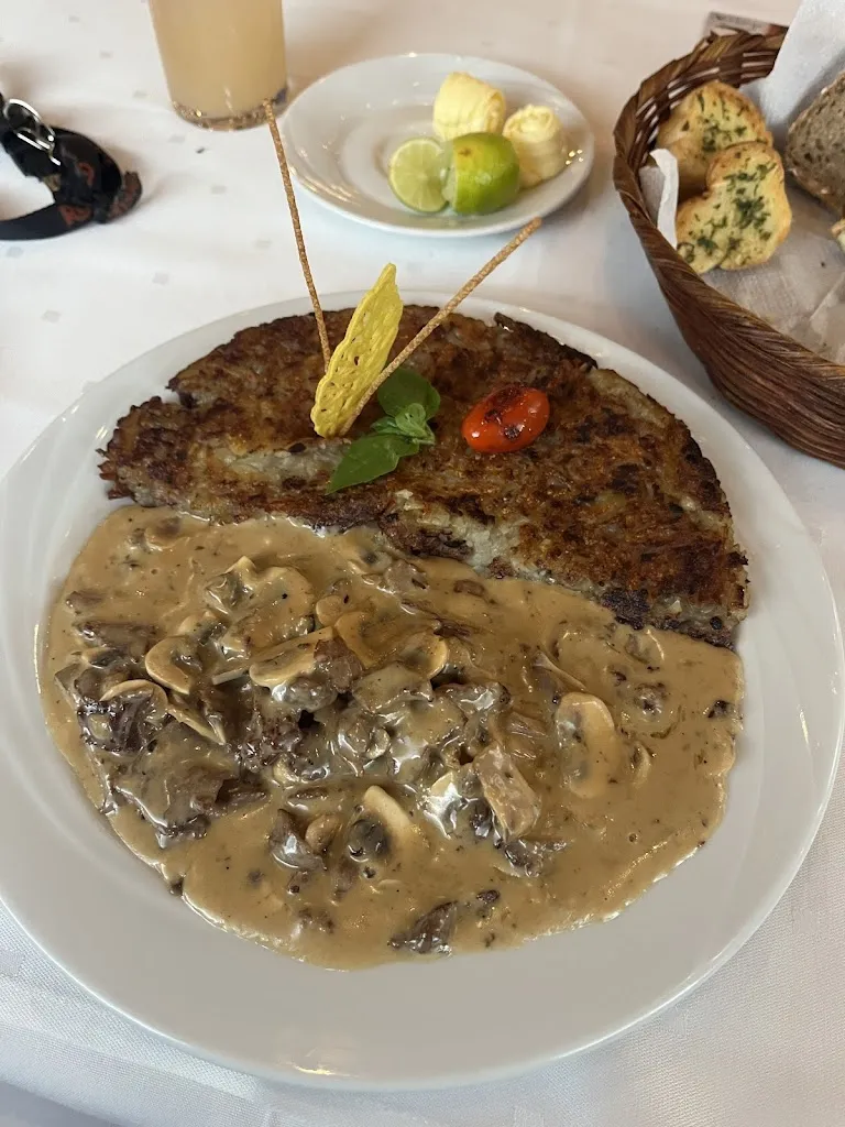 Lennox Bollag_Chalet la Suisse_Santa Cruz de la Sierra_review