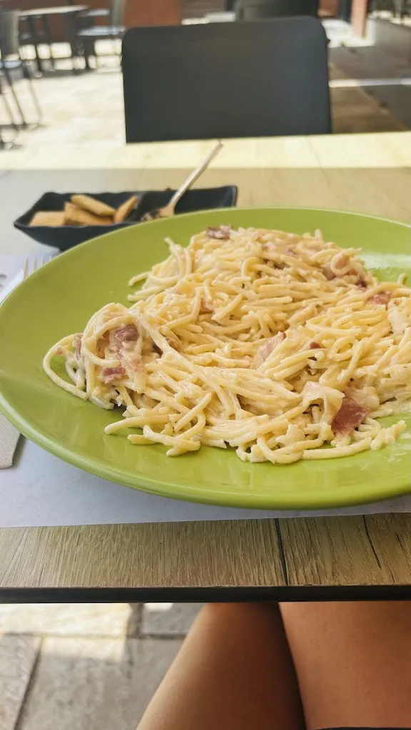 Olga Wierzchowska_La Mafia se sienta a la mesa_Algeciras_avis