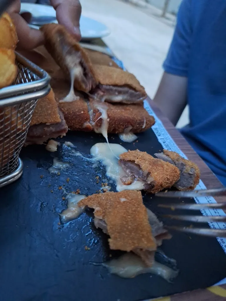 C Mitroi_Restaurante Baritono Prosperidad_Trazo_review