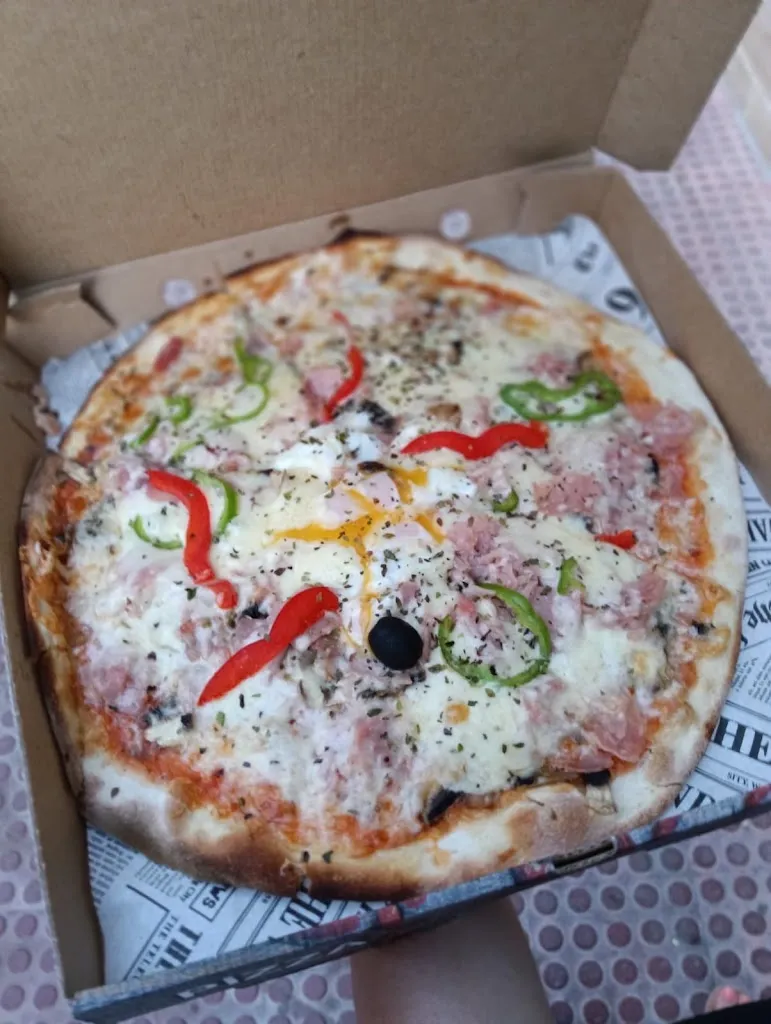 ana alvarez_Pizzas El Callejón_Barbate_recensione