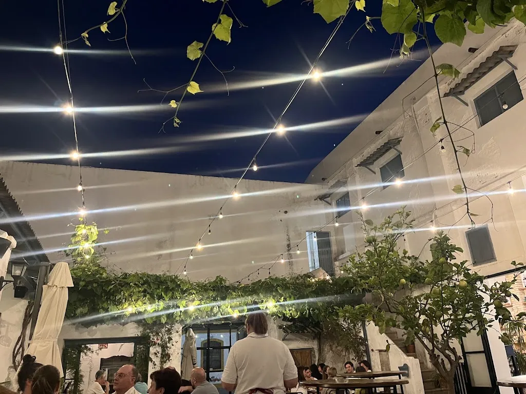 Sunny Jordaan-Coopman_Bar La Embajada_Chiclana de la Frontera_recensione