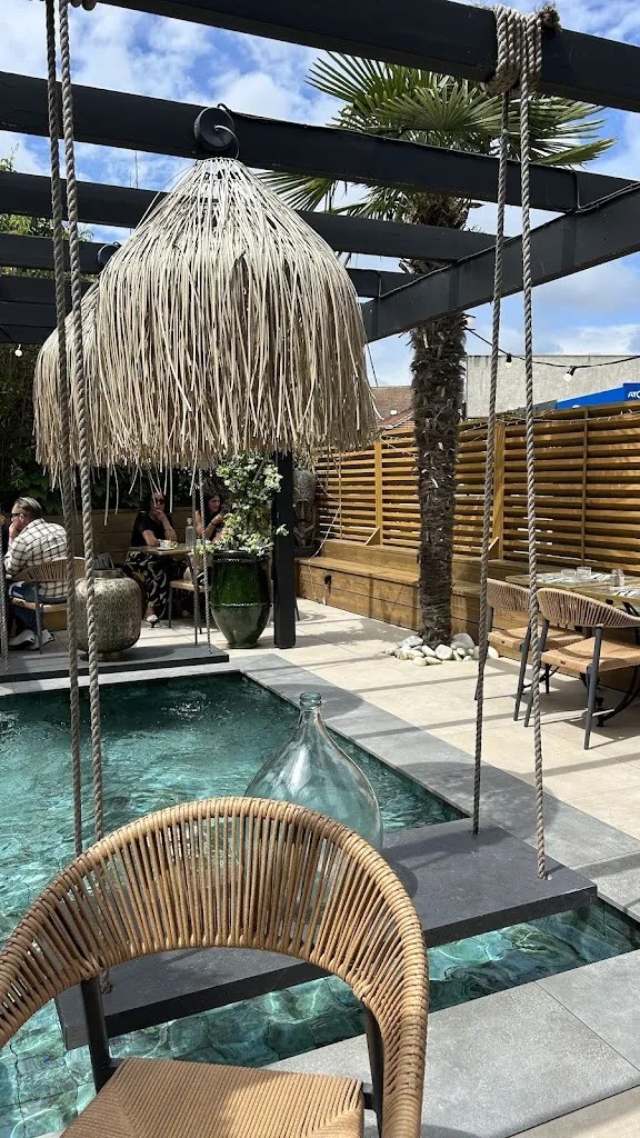 Emma Gilbert_le chat tard_Ares_review