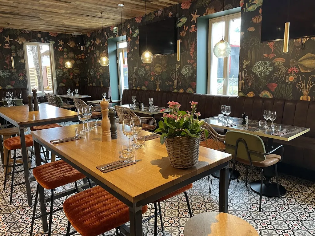 le chat tard restaurant in Ares