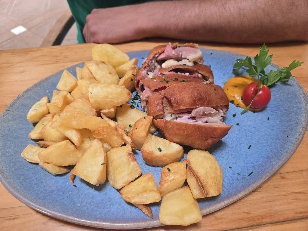 Bernadett Arvai_Restaurante Bodebar_Línea de la Concepción La_review