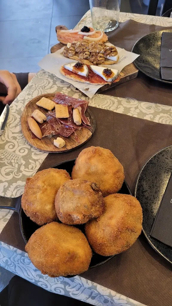 alzbeta piovarciova_Mesón La Casita - Asador_Línea de la Concepción La_review